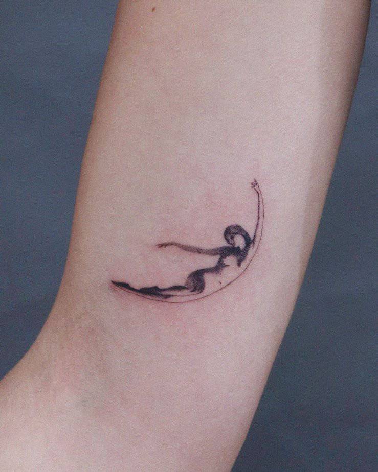 18 Stunning Crescent Moon Tattoos That Are Out Of This World