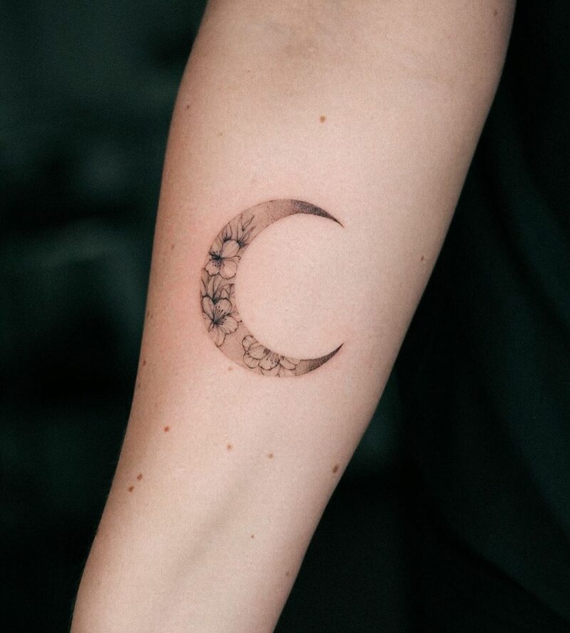 18 Stunning Crescent Moon Tattoos That Are Out Of This World