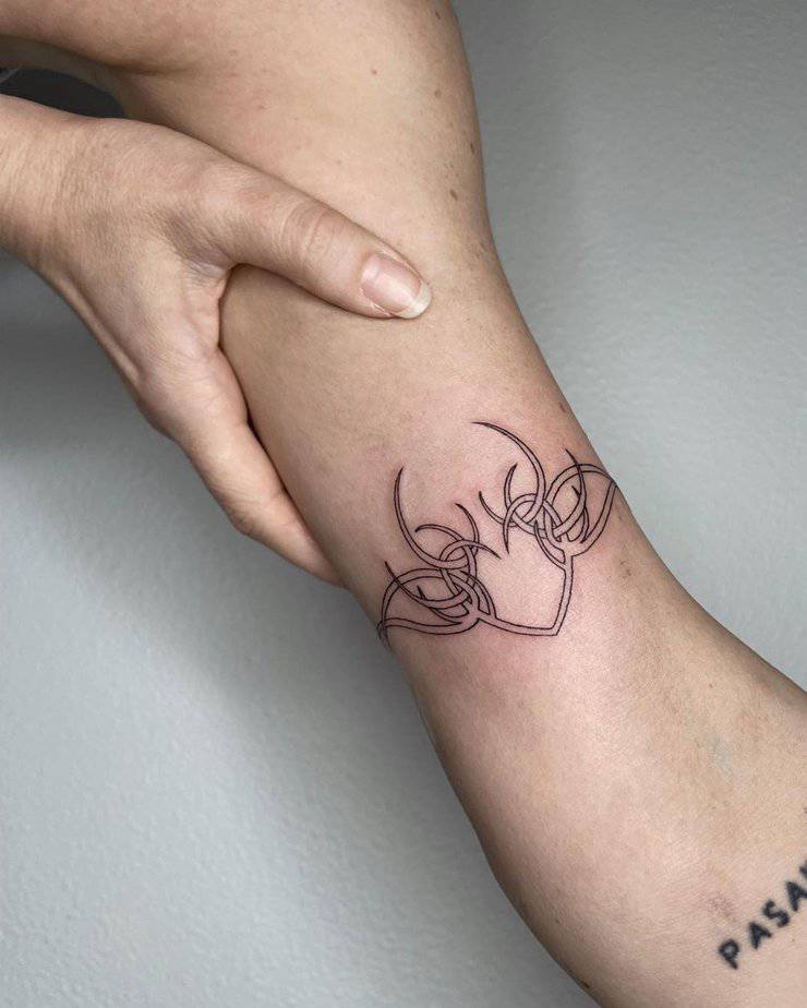 18 Minimalist Heart Outline Tattoos to Steal Yours