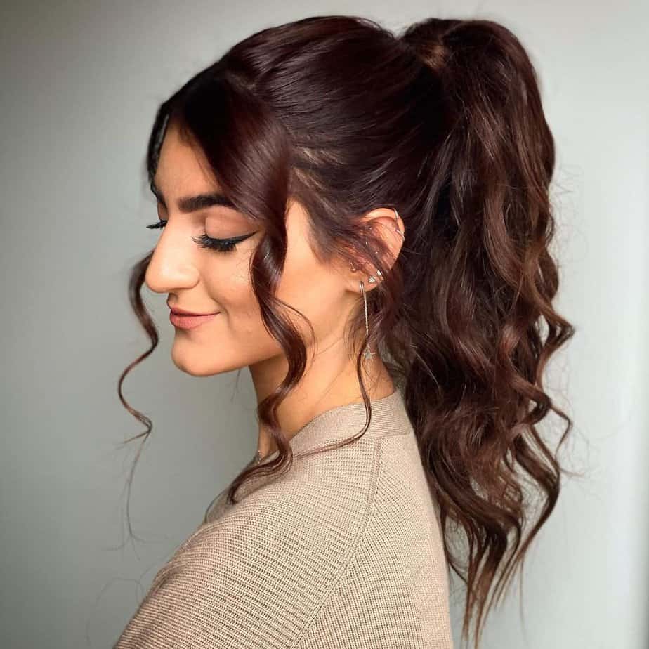 4. Glamorous wavy ponytail