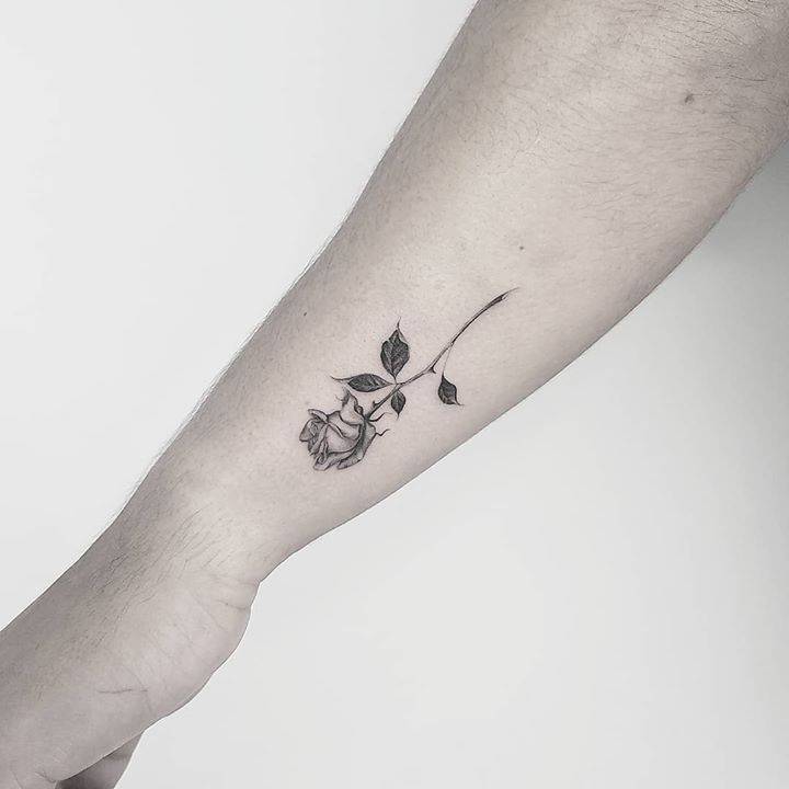 18 Delicate Tiny Rose Tattoos That Bloom with Elegance