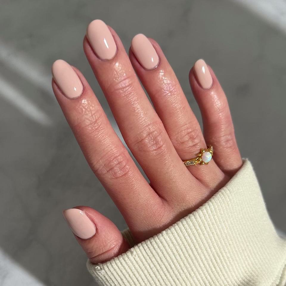 12. Nude pink nails that scream sophistication