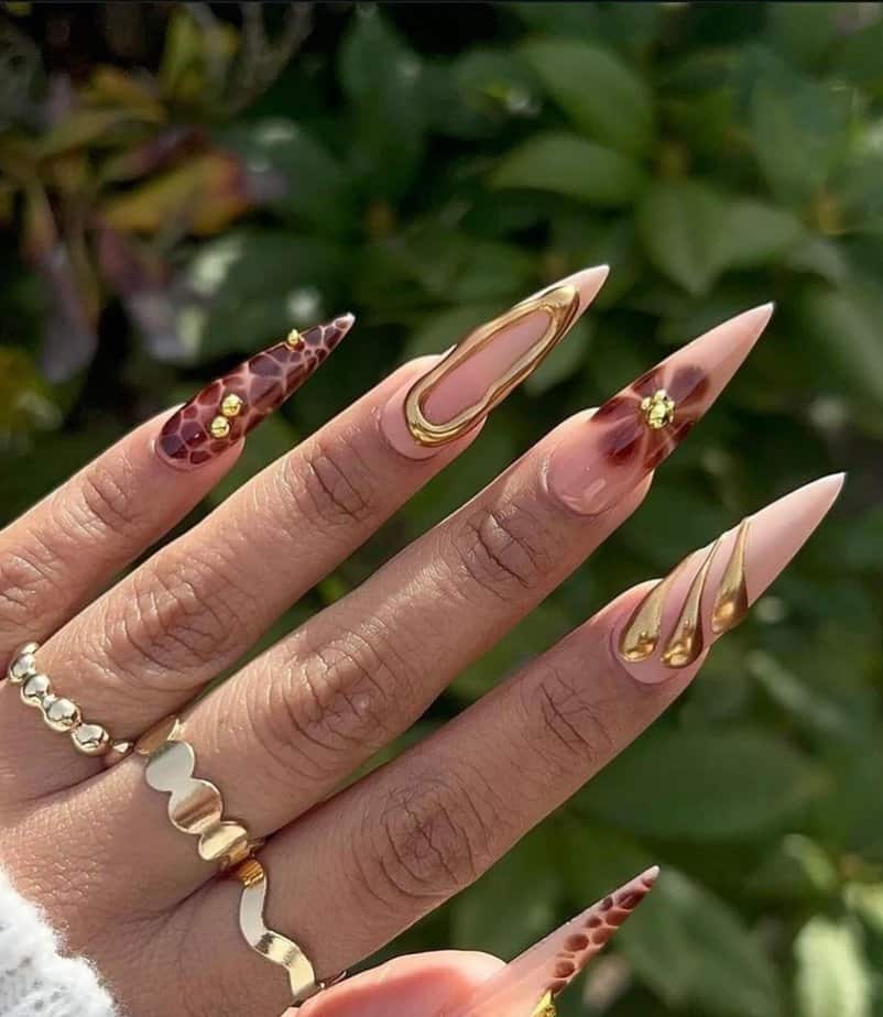 24. Golden accents for goddess vibes 1