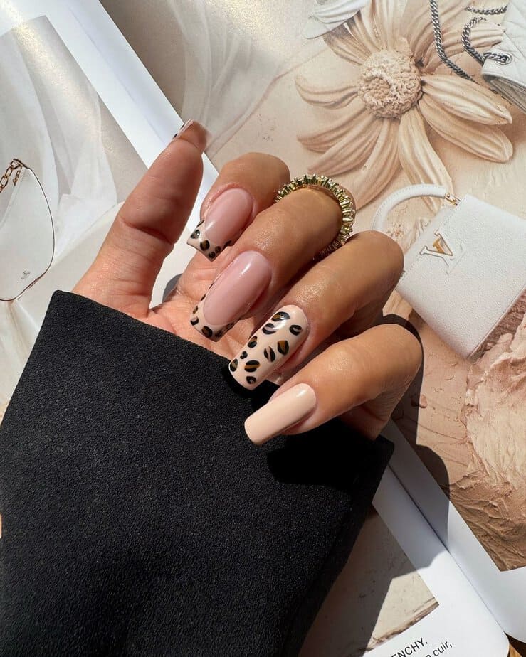 Beige leopard nails