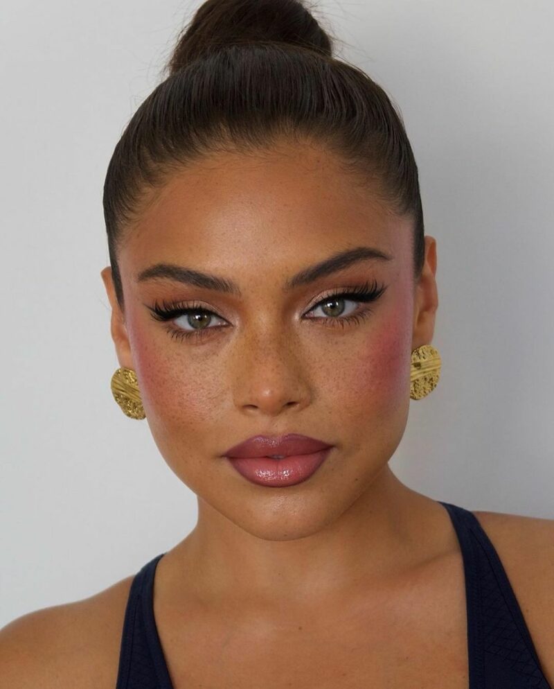 understated cateye - good look for work Images High... 30 Perfect Office Makeup Looks To Elevate Your Workday