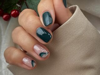 32 Chic December Nails That Will Sleigh the Holiday Look