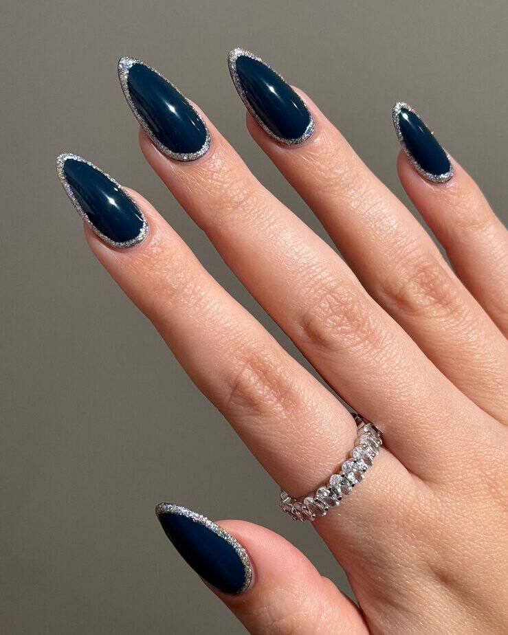 32 Chic December Nails That Will Sleigh the Holiday Look