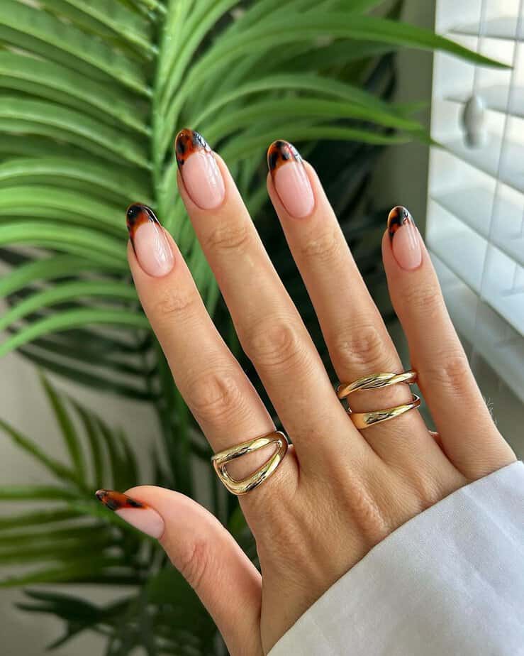 30 Trendy Tortoiseshell Nails To Make Heads Turn