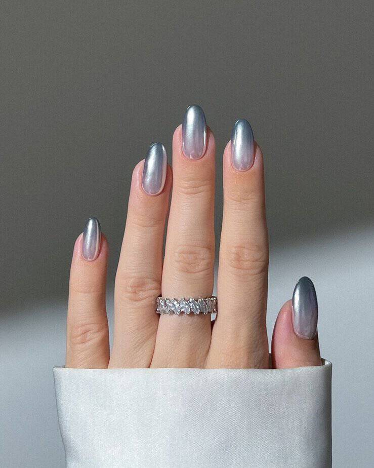 32 Chic December Nails That Will Sleigh the Holiday Look