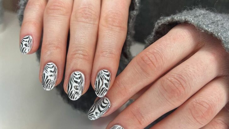 37 Beautiful Zebra Nails That Are Pure Magic