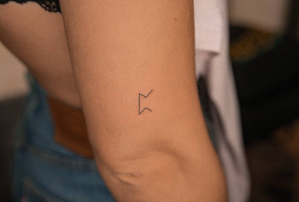 4. Unique arm rune with sharp angles