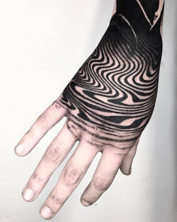 6. Hypnotic hand and wrist design