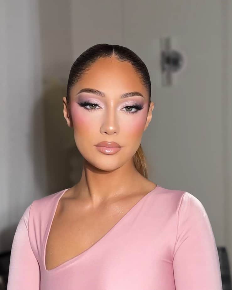 35 Stunning Makeup Ideas to Wear With a Black Dress