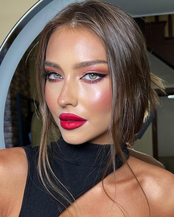 35 Stunning Makeup Ideas to Wear With a Black Dress