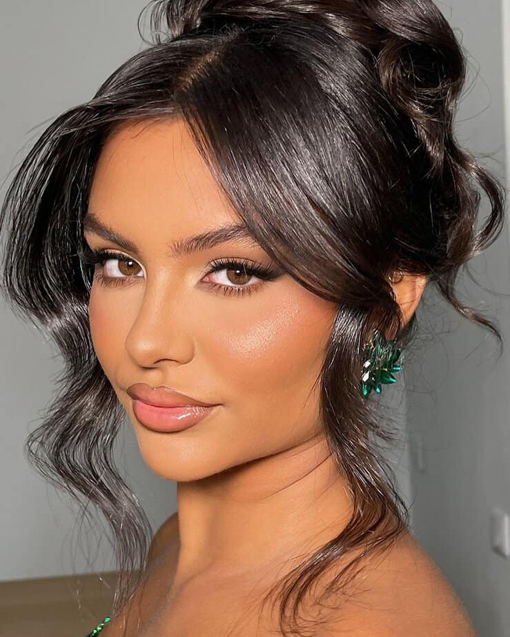 35 Stunning Makeup Ideas to Wear With a Black Dress