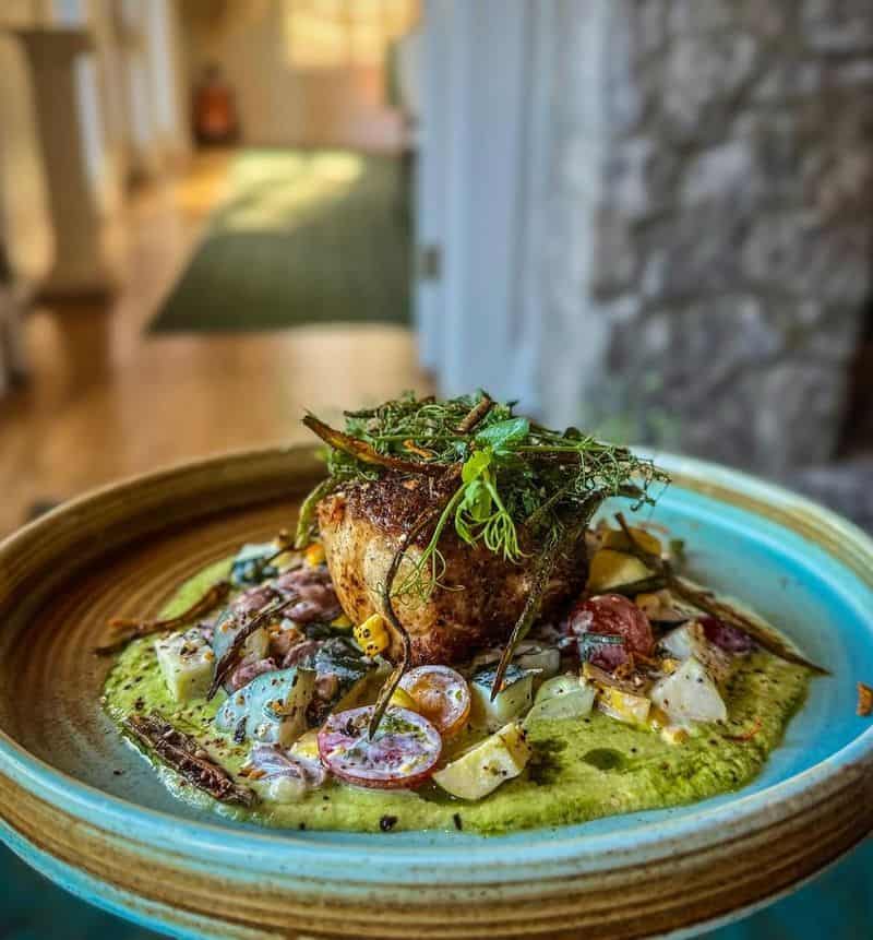 White Pillars Restaurant and Lounge