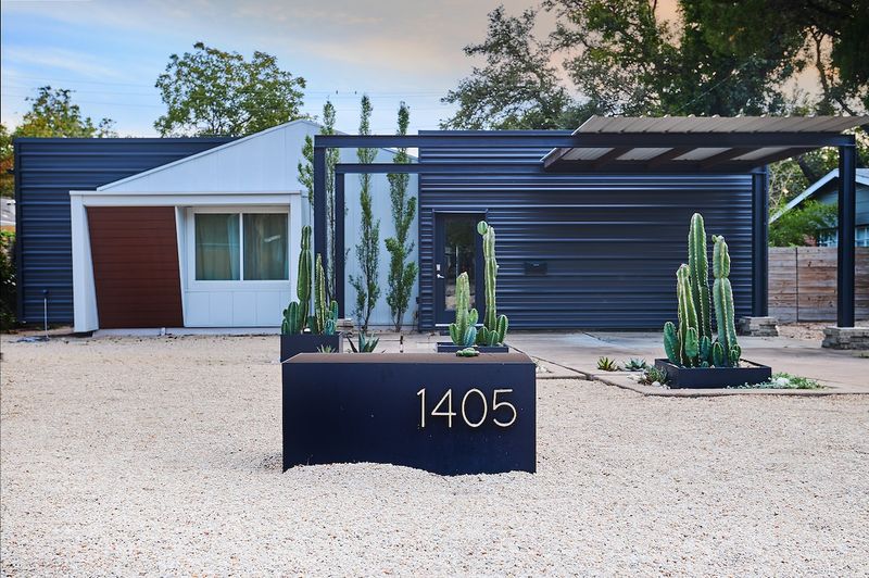 8 Wildly Cool Airbnbs in Austin You'll Want to Book Immediately Glass‑Walled Design Bungalow (Windsor Park)