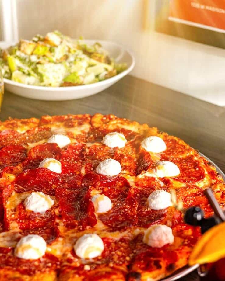 10 Chicago Pizza Restaurants That Truly Deliver Ranalli's Pizza Bar