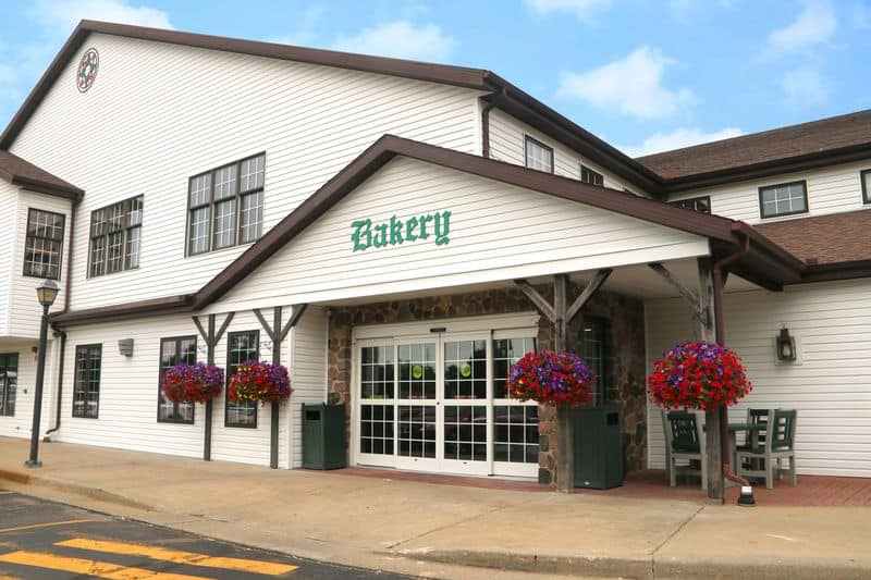 10 Indiana Comfort Food Buffets Locals Whisper About (Because They’re That Good) Das Dutchman Essenhaus