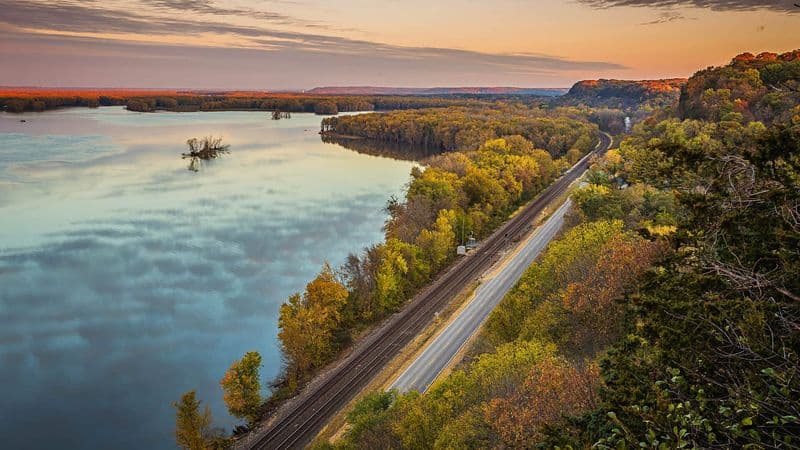 10 Stunning Wisconsin Drives That Show Off the State's Beauty Wisconsin Great River Road Scenic Drive