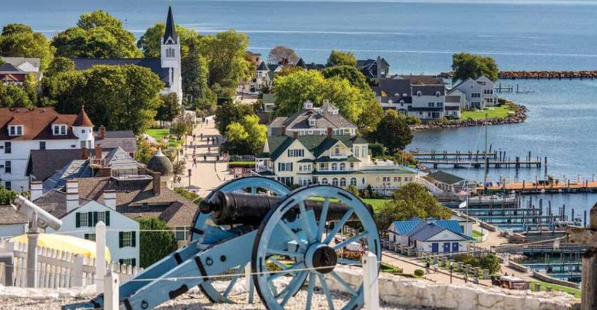 10 beautiful michigan towns that look like postcards