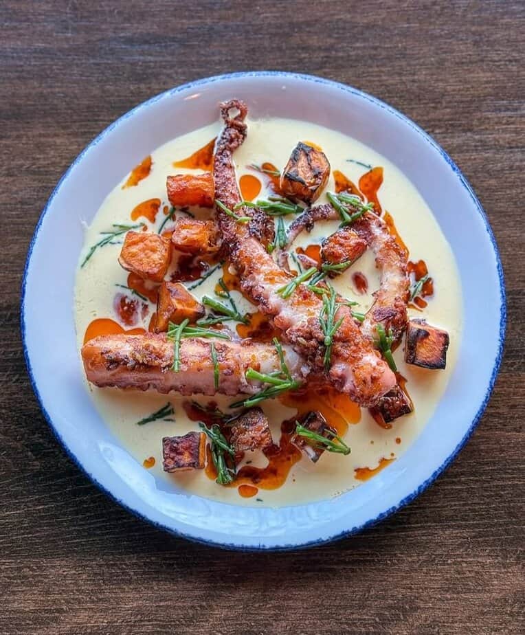 12 Epic Things to Do on a Girls' Weekend in Charleston, SC Indulge in a Lowcountry Food Tour