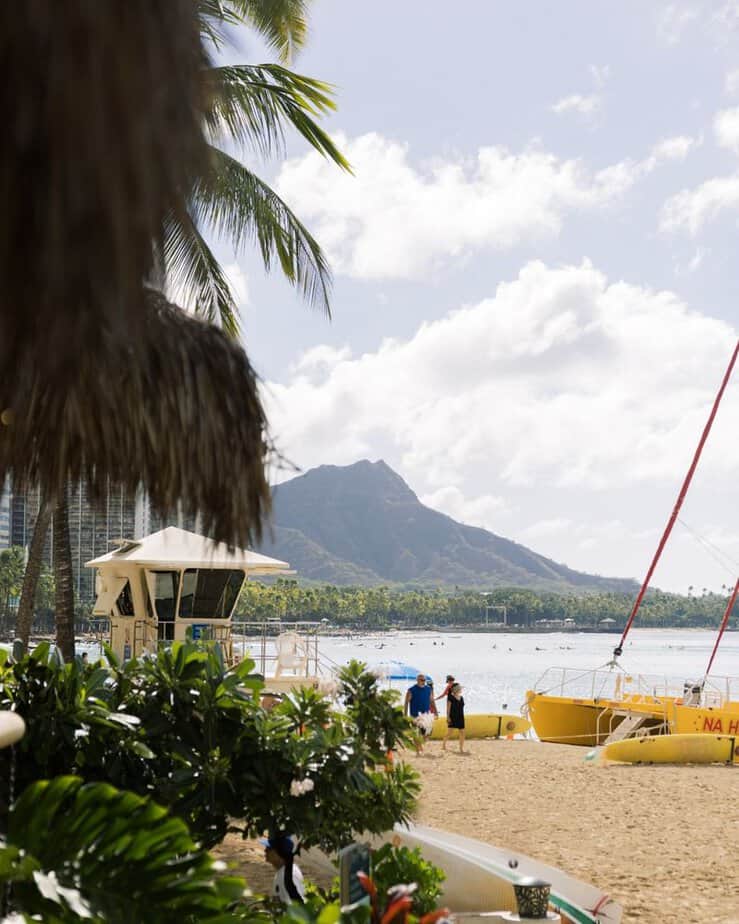 8 Must-Visit Hawaii Restaurants With Breathtaking Ocean Views And Mouthwatering Menus Duke's Waikiki, Honolulu