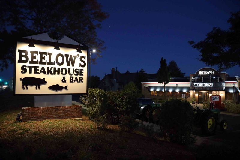 8 Timeless Illinois Steakhouses Locals Keep Coming Back To Beelow's Steakhouse
