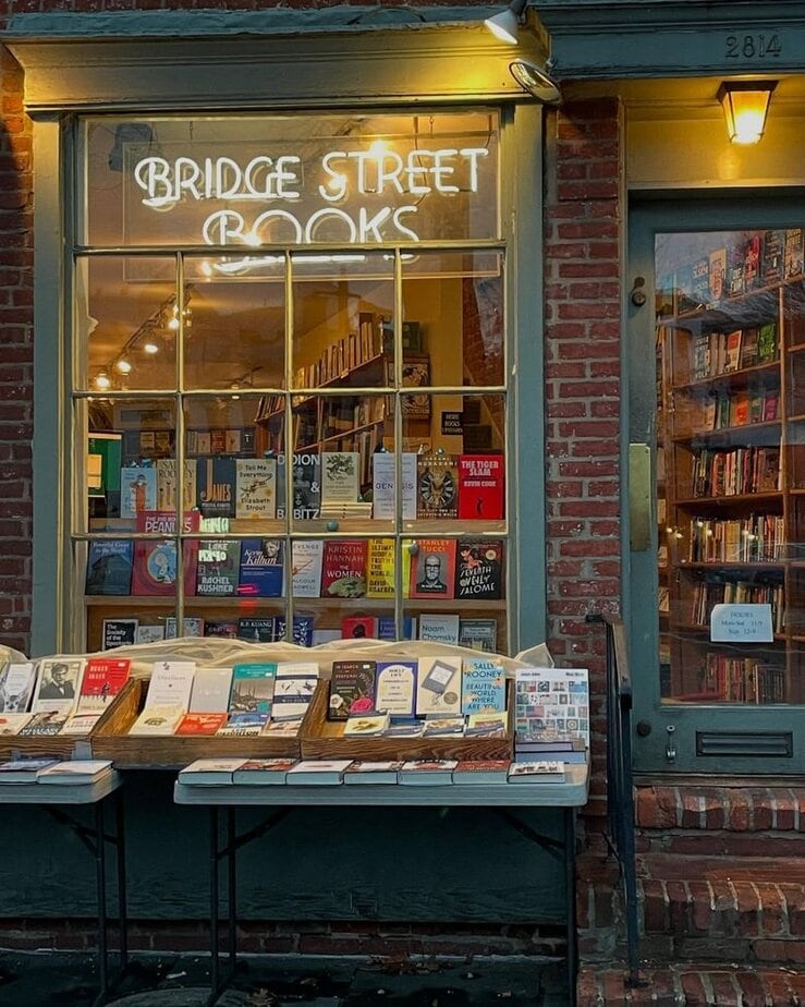 Discover Hidden Bookstores & Indie Cafés