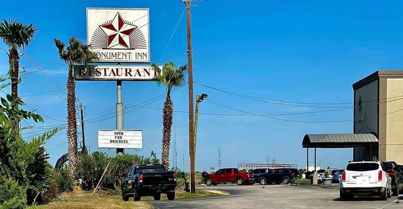 Monument Inn, La Porte