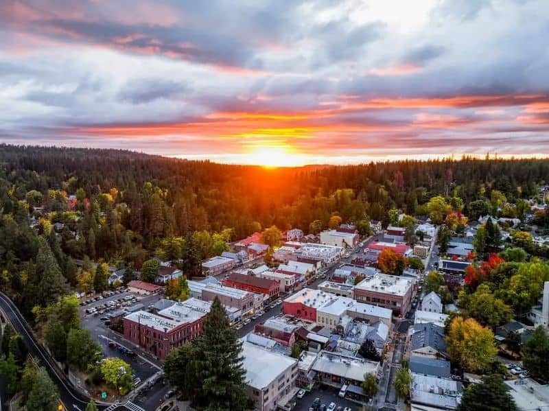14 California Small Town Gems That Locals Say You Can't Miss 2 g2vv7by3O4Mnt6ue