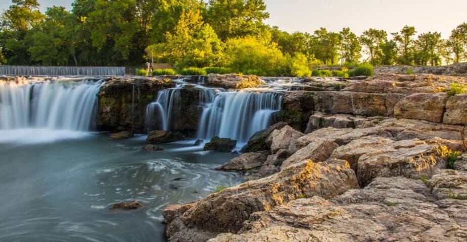 prepare to be amazed by these 15 missouri natural wonders