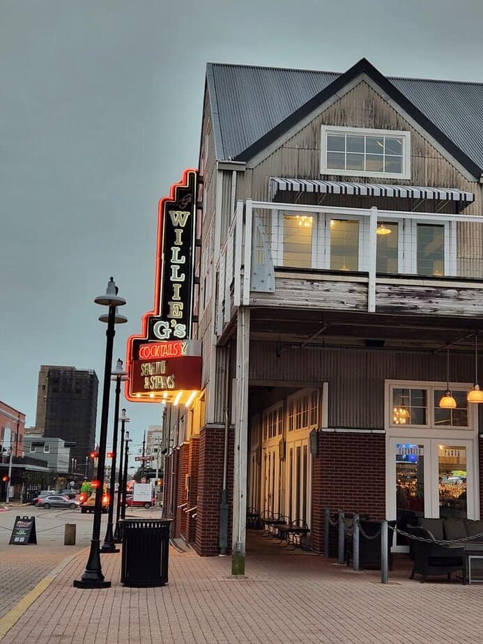 10 Galveston Restaurants Perfect for Quick Stops That Don’t Feel Rushed Willie G’s Seafood & Steaks