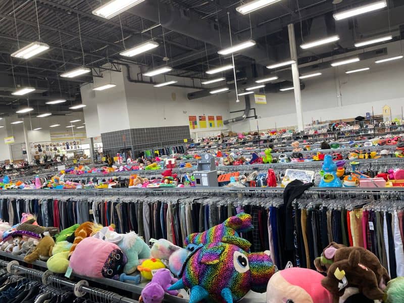 7 Massive Texas Thrift Stores Locals Swear By for Cheap Finds Thrift Giant (Irving)