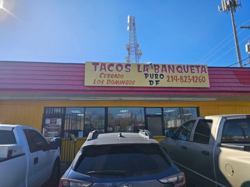 8 Texas Taco Counters Texans Swear By Every Single Week Tacos La Banqueta (Dallas, TX)
