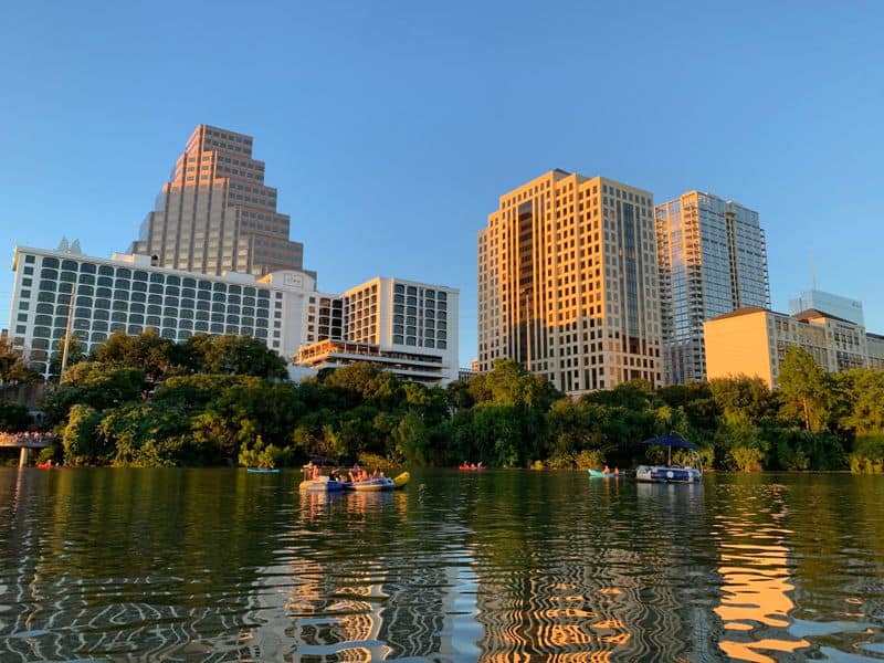 Even If You Don’t Kayak, This Texas Sunset Tour Is a Must-See Zilker Park Lawn to Lakeshore Glow