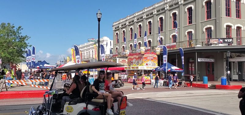 Texas’s Biggest Mardi Gras Celebration Returns to Galveston Feb. 6–17, 2026 Safety, Rules, and Local Etiquette