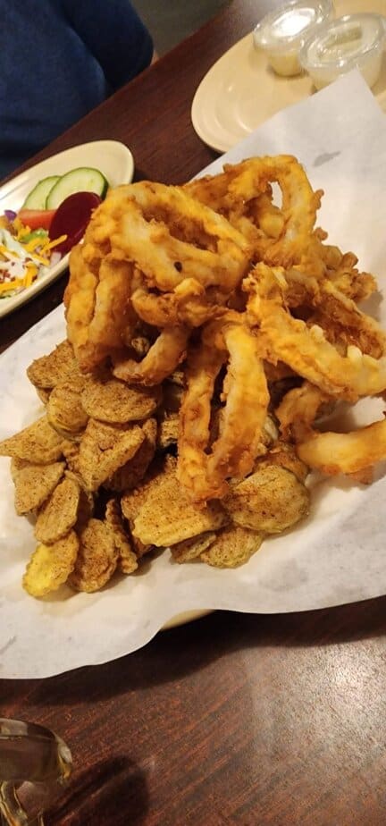 This No-Frills Texas Restaurant Turned Onion Rings Into a Road-Trip Obsession The Legendary Onion Rings