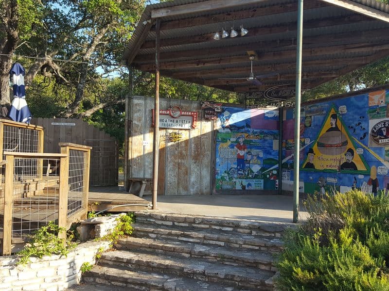 This Tiny Restaurant in Texas Quietly Became a Global Burger Legend Live Music Nights And Laid-Back Vibes