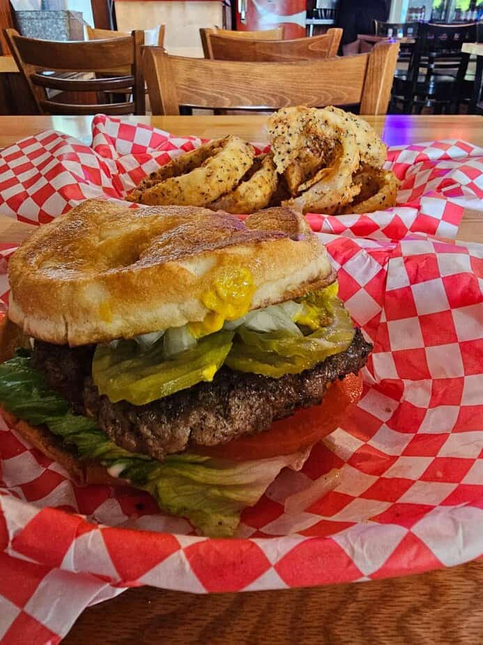 This Tiny Restaurant in Texas Quietly Became a Global Burger Legend Insider Tips: Hours, Buns, And The Honor-System Soul