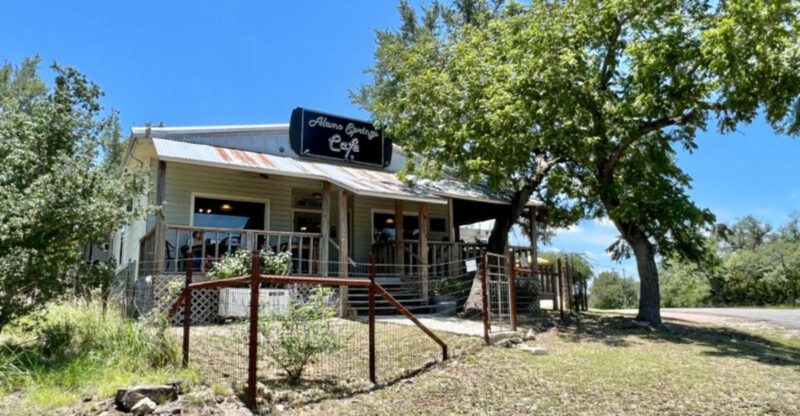 This Tiny Restaurant in Texas Quietly Became a Global Burger Legend