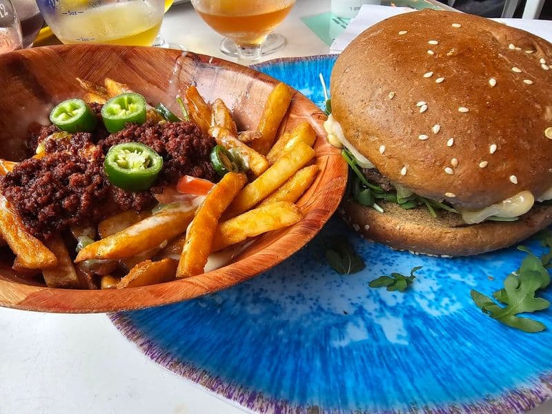 Experience Middle-earth At This Whimsical Texas Hobbit Cafe Burgers With Character