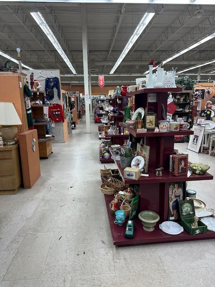 People Drive From All Over Ohio To Hunt For Priceless Treasures At This Huge Antique Store Art, Frames, And Display Ideas