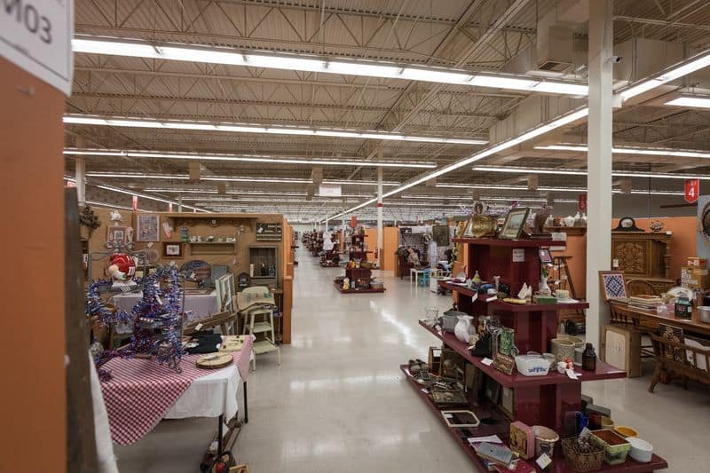 People Drive From All Over Ohio To Hunt For Priceless Treasures At This Huge Antique Store Handling Mixed Reviews Smartly