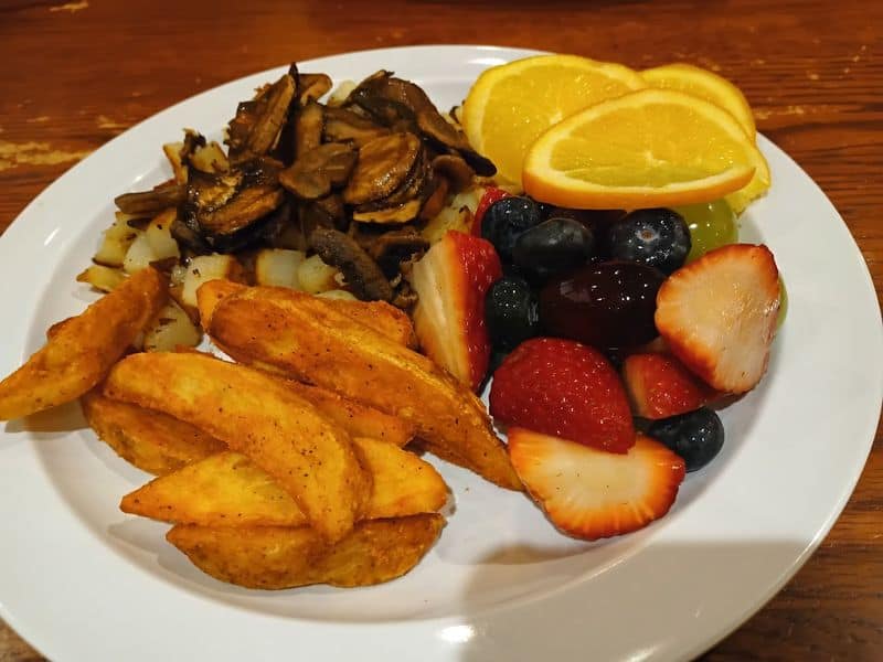 The Amish Country Restaurant In Ohio Where You Can Eat For Less Than $12 Kid Friendly Plate For Grown Appetites