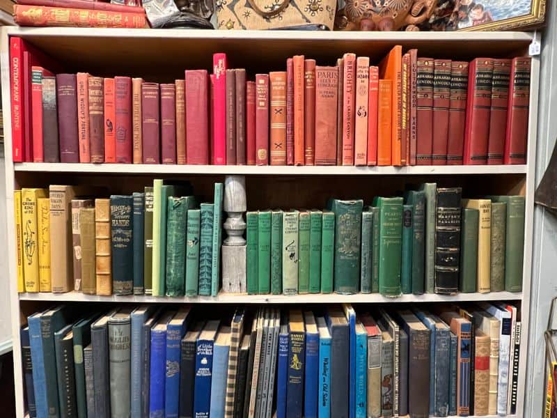 Color-Blocked Vignettes That Spark Ideas