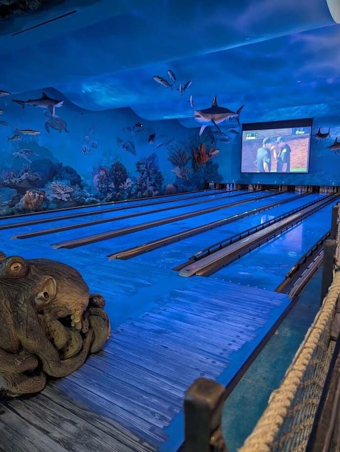 Underwater Themed Bowling Lanes