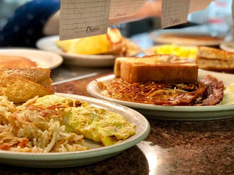 What Keeps People Pulling Over at This Texas Roadside Spot? All Day Breakfast Comfort