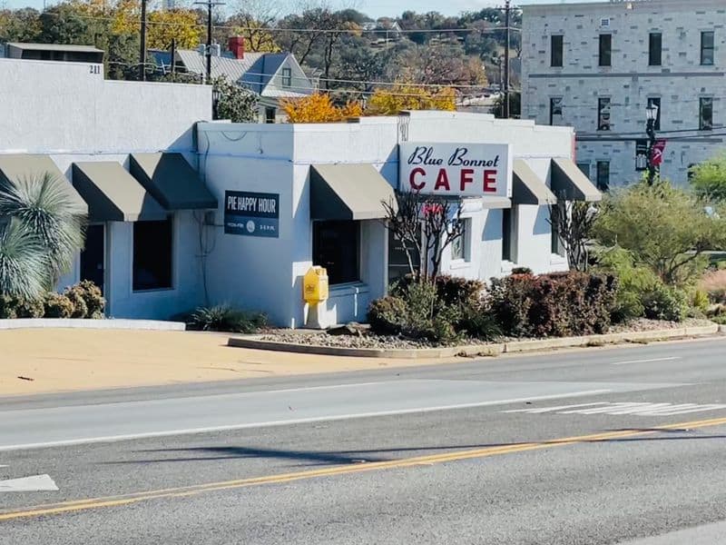 What Keeps People Pulling Over at This Texas Roadside Spot? Historic Texas Vibes Since 1929