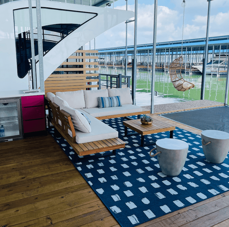 Love and Boat (Floating Hotel)